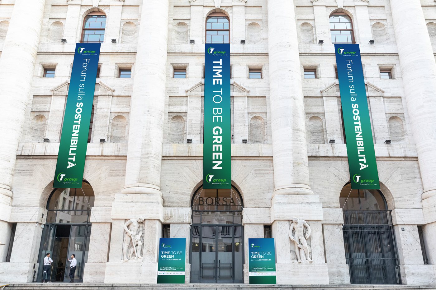 Allestimento della facciata con i totem verticali «Time to be Green – Forum sulla Sostenibilità»