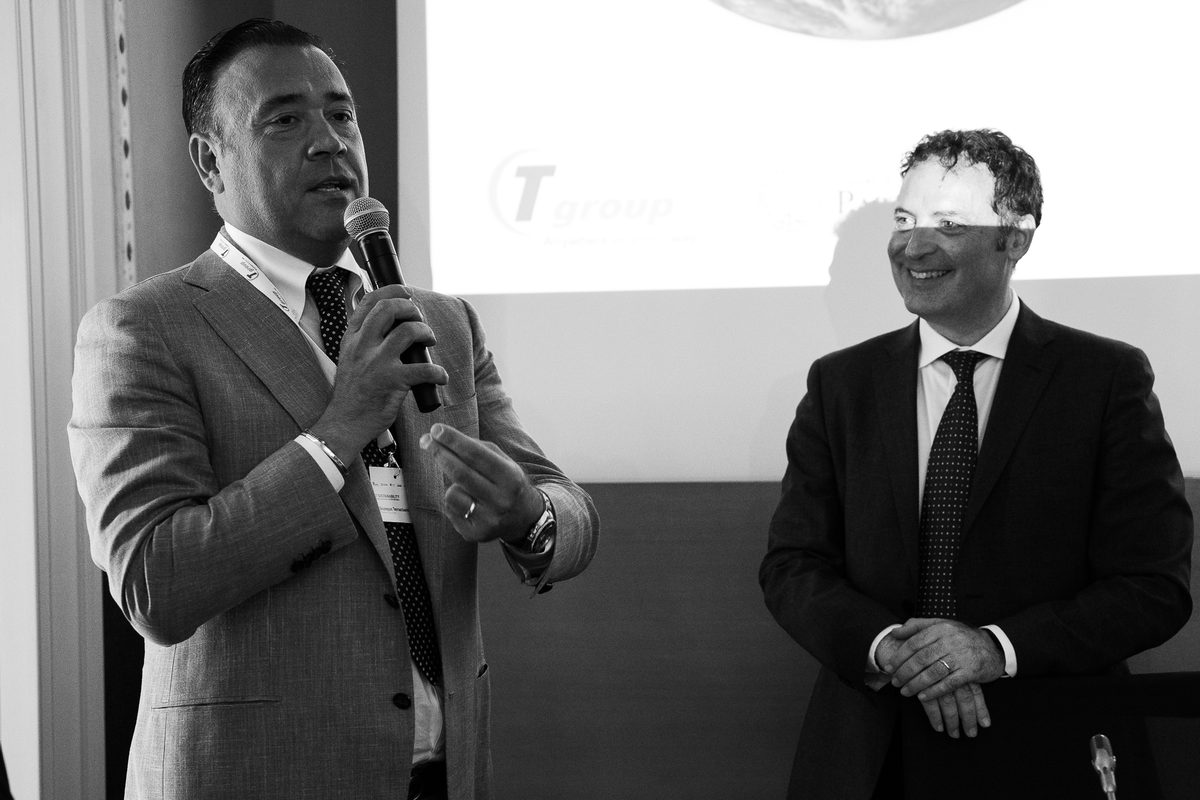 Sul palco del forum, con l'identità «Tgroup» proiettata alle spalle